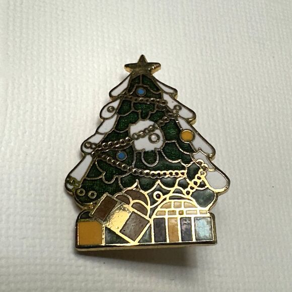 Vintage Cloisonne Christmas Tree Lapel Pin Gold Tone Presents Underneath 1-1/4" - Picture 7 of 8